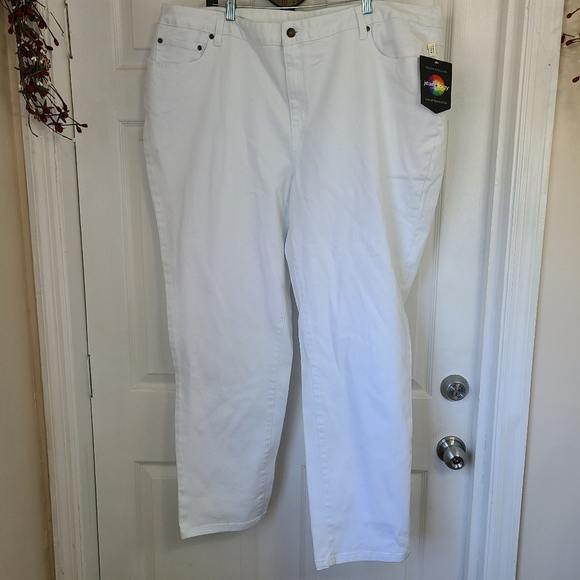 Jeanology Collection Woman's Cropped Capri's, Size: 24W Color: White - Picture 4 of 13